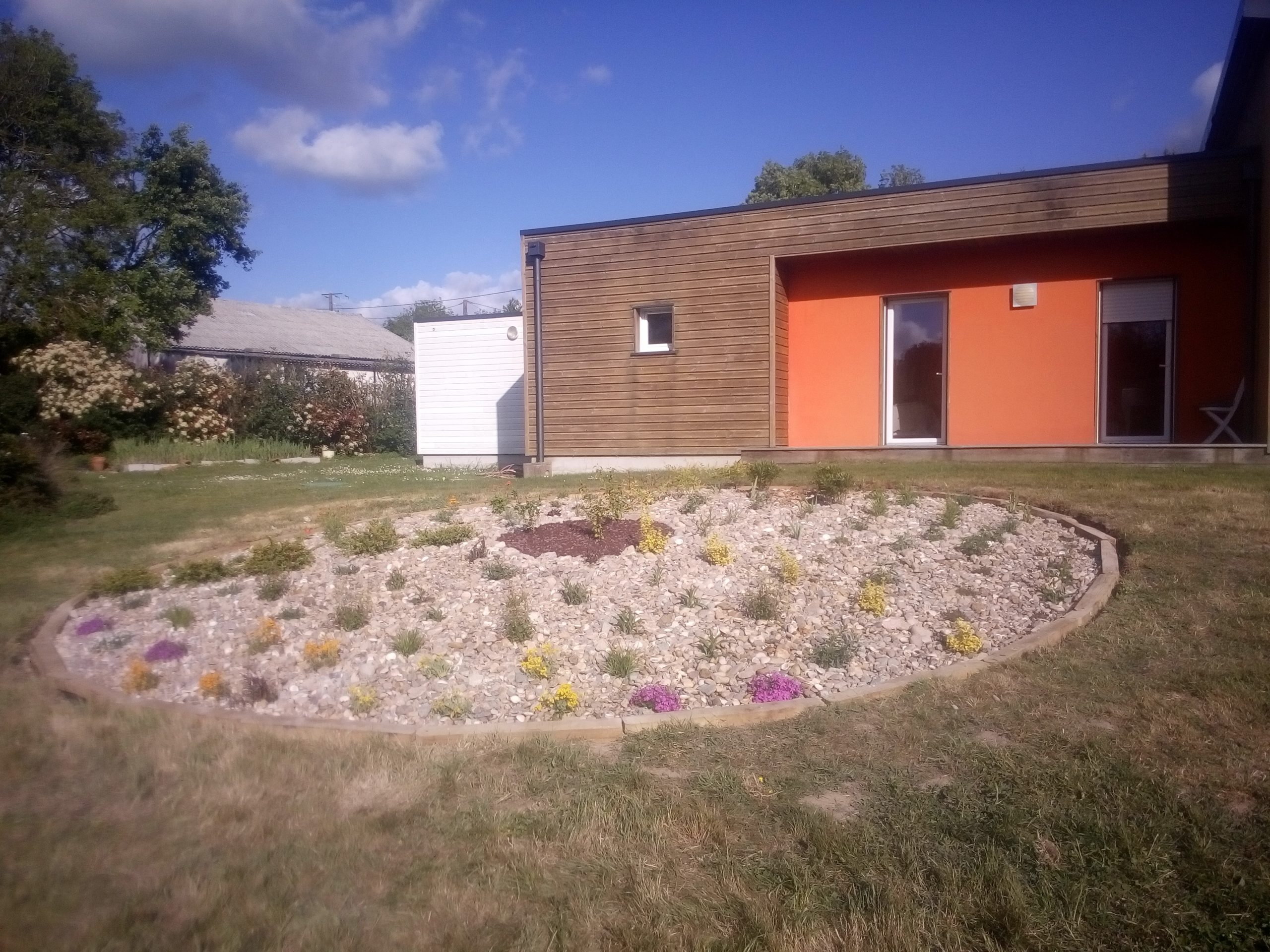 parterre de vivaces sur terrain en pente